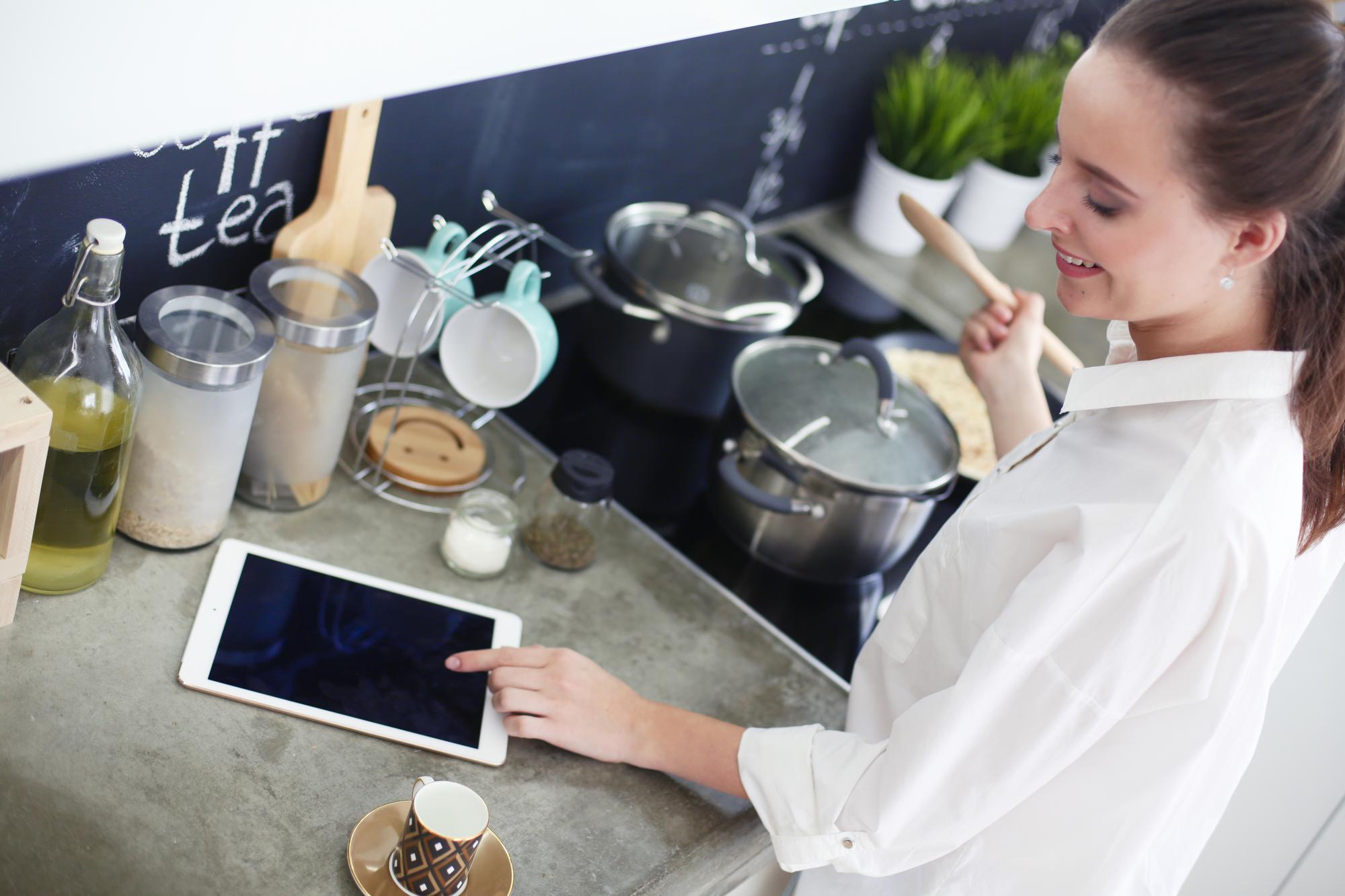 Dettaglio di una postazione cucina moderna con tablet