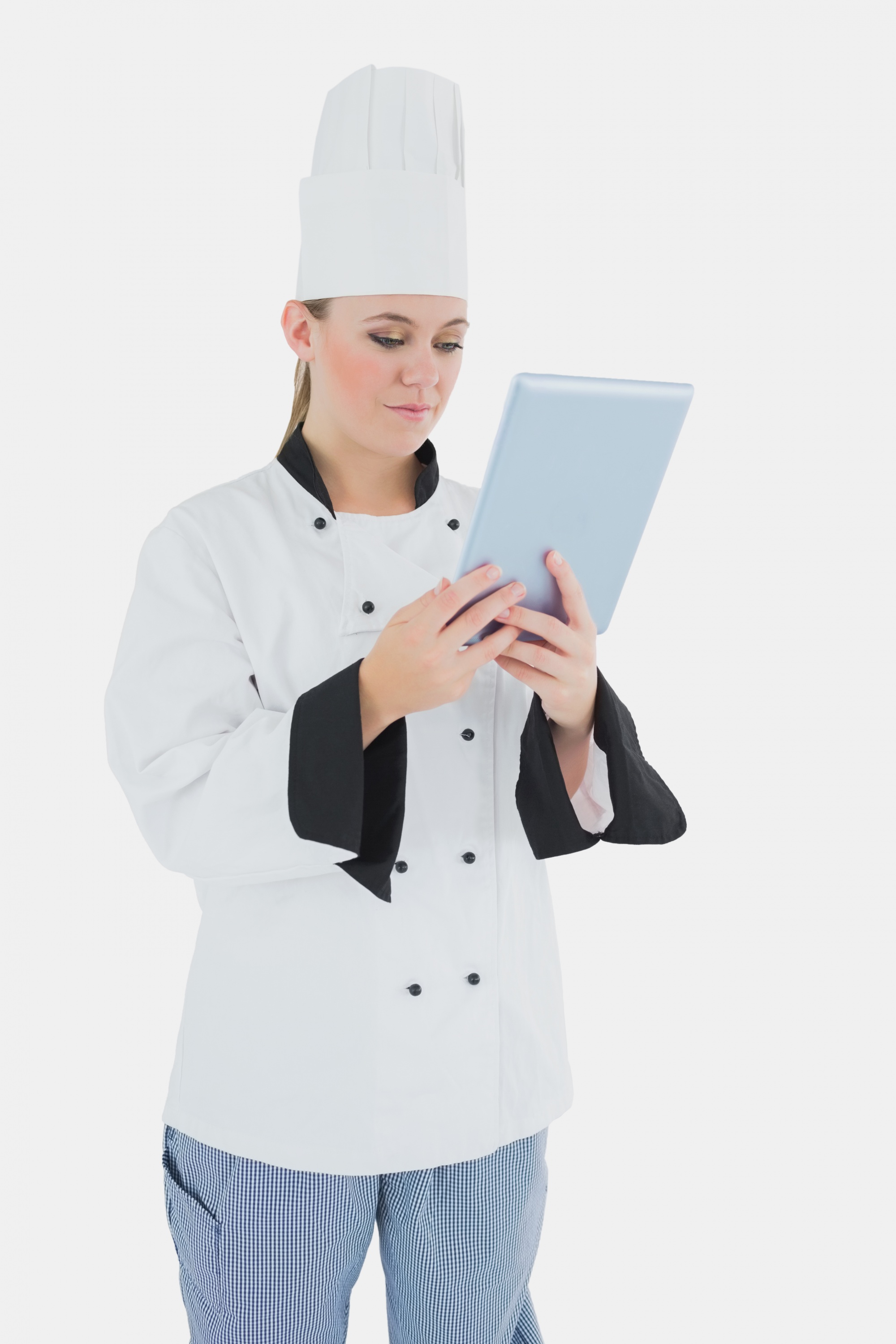 Chef digitale che prepara un piatto minimalista